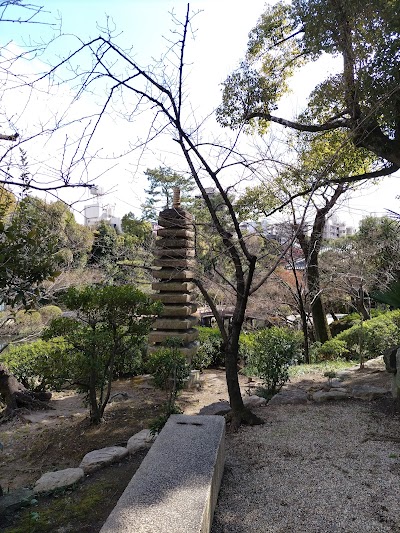 極楽浄土の庭 十三重石塔