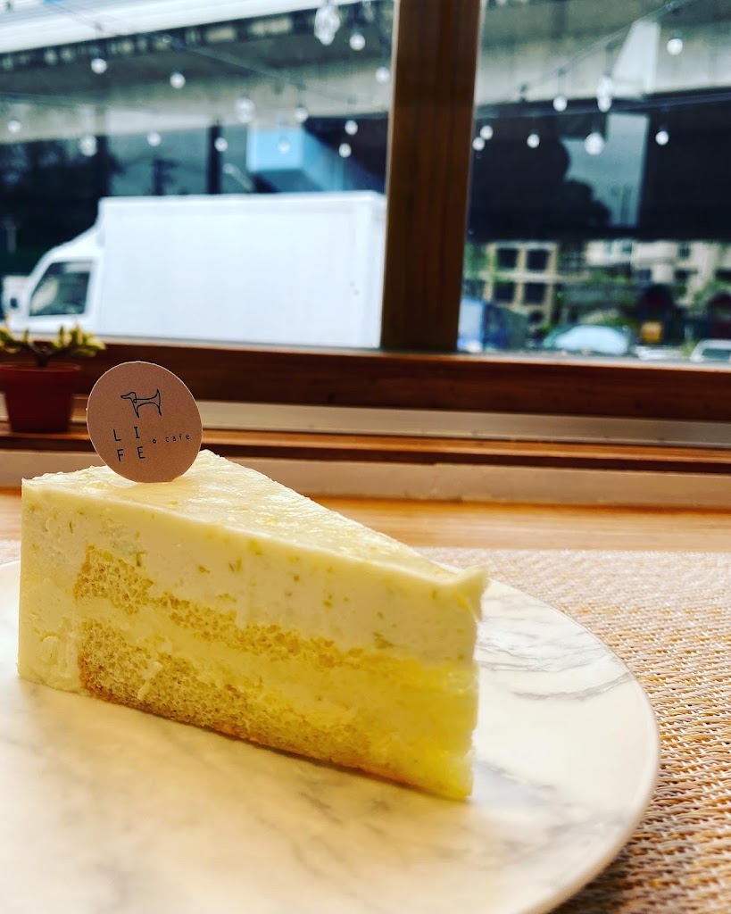 來福咖啡 Life Cafe/高架橋下網球場對面的停車場內中間白色貨櫃屋 的照片