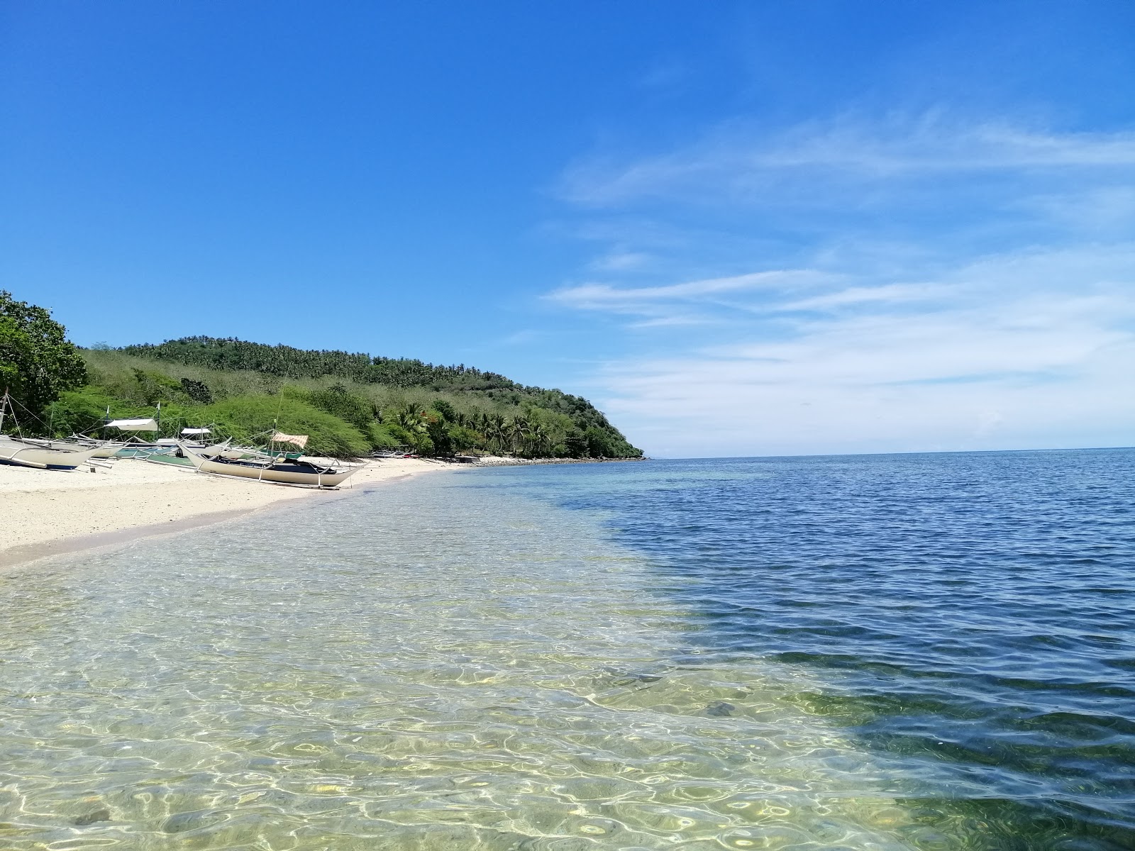 Foto von Pili Beach mit heller sand Oberfläche
