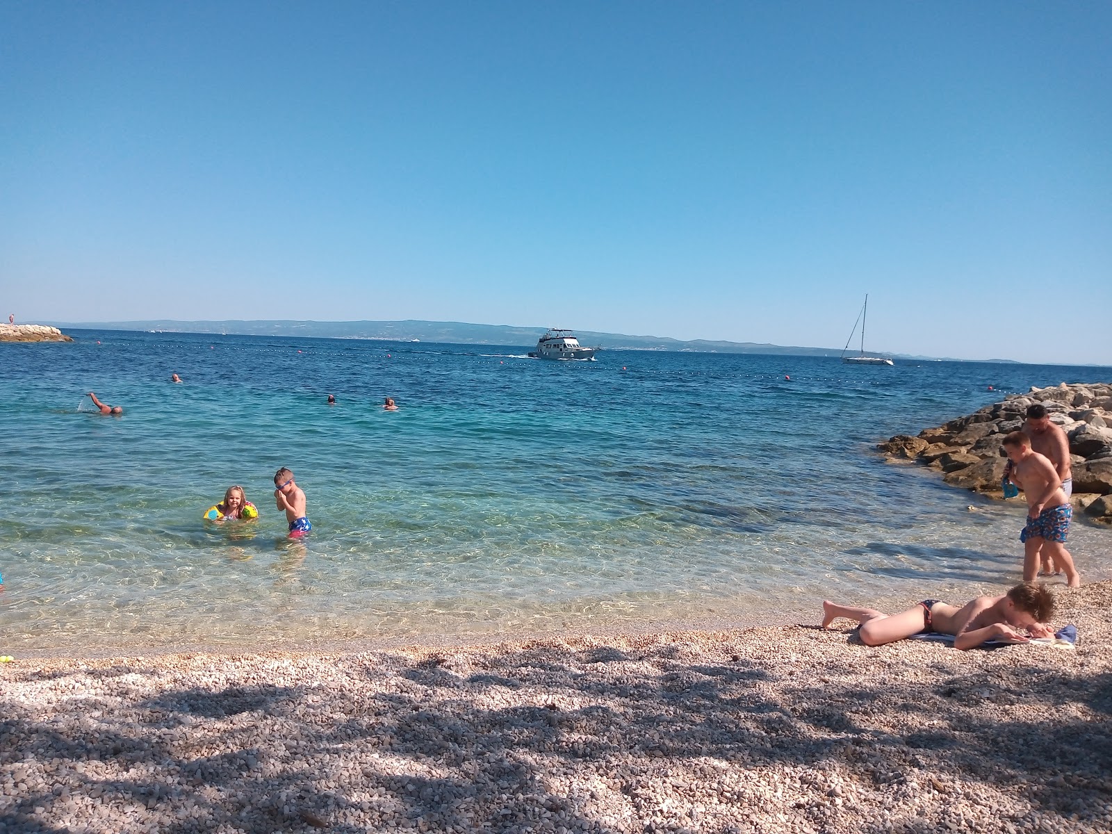Φωτογραφία του Obojena beach με πολλοί ευρύχωροι κόλποι