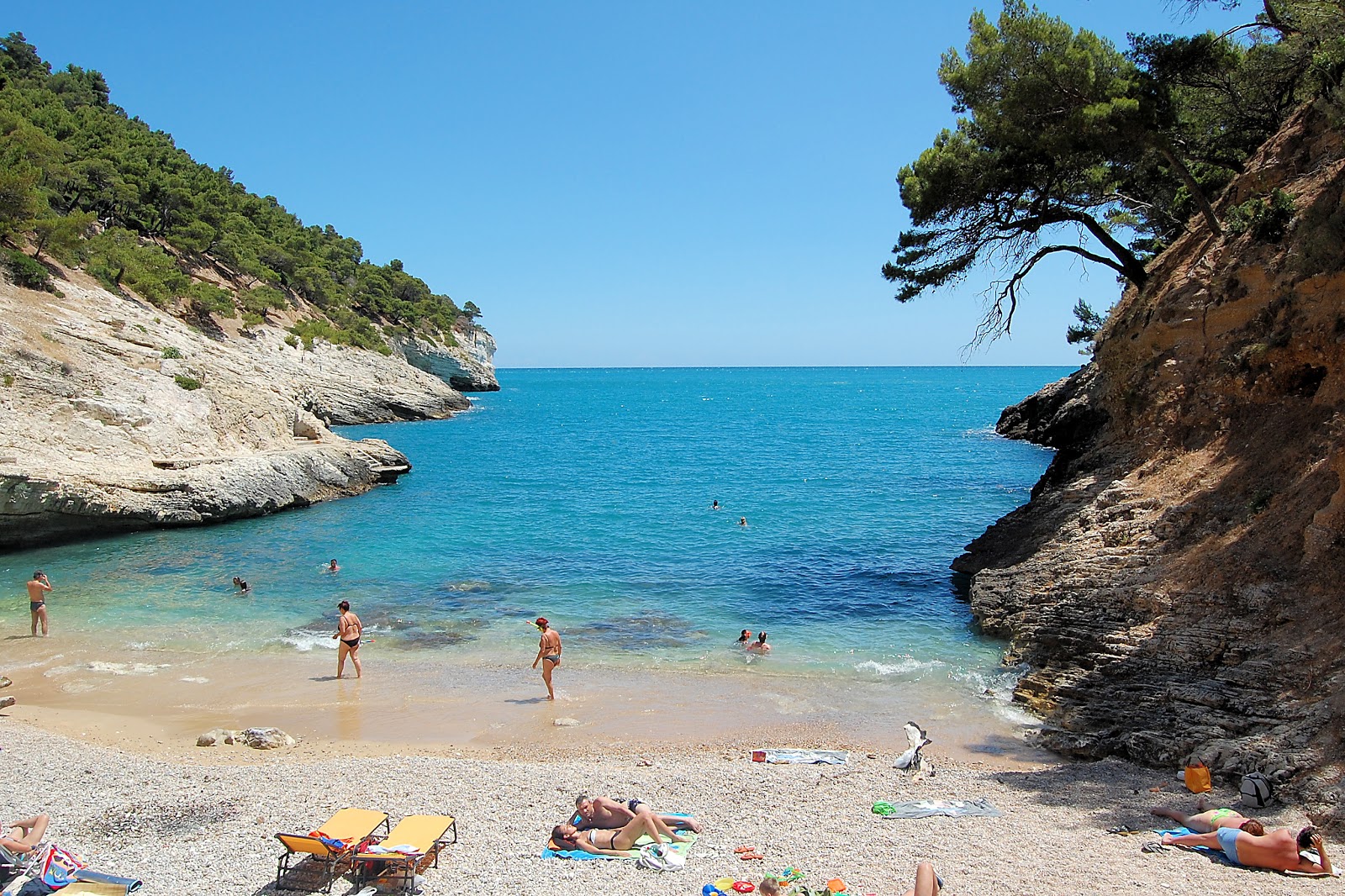 Foto di Baia della Pergola circondato da montagne