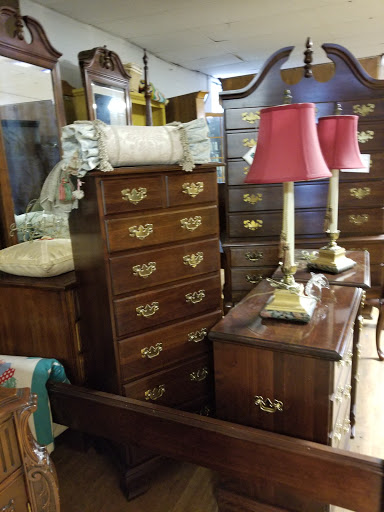 Antique Furniture Store «Useful Things Antiques & Collectibles Store», reviews and photos, 11 Crenshaw Ln, Coxs Creek, KY 40013, USA