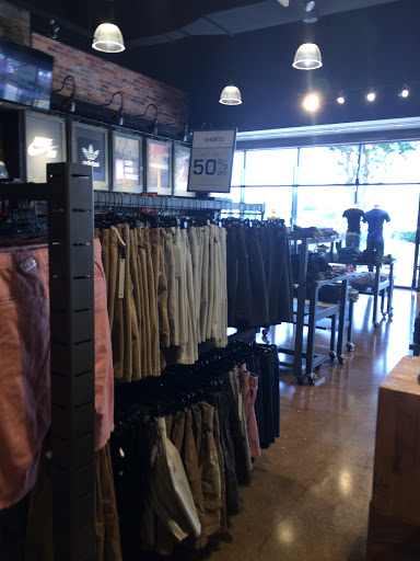 Clothing Store «Tillys», reviews and photos, 343 N Alafaya Trail, Orlando, FL 32828, USA