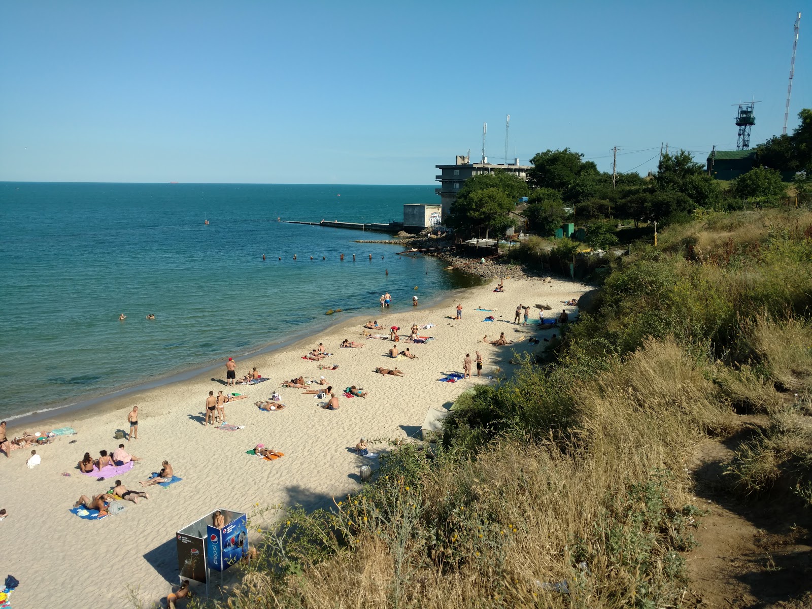 Photo de Sobachyy Plyazh avec l'eau vert clair de surface