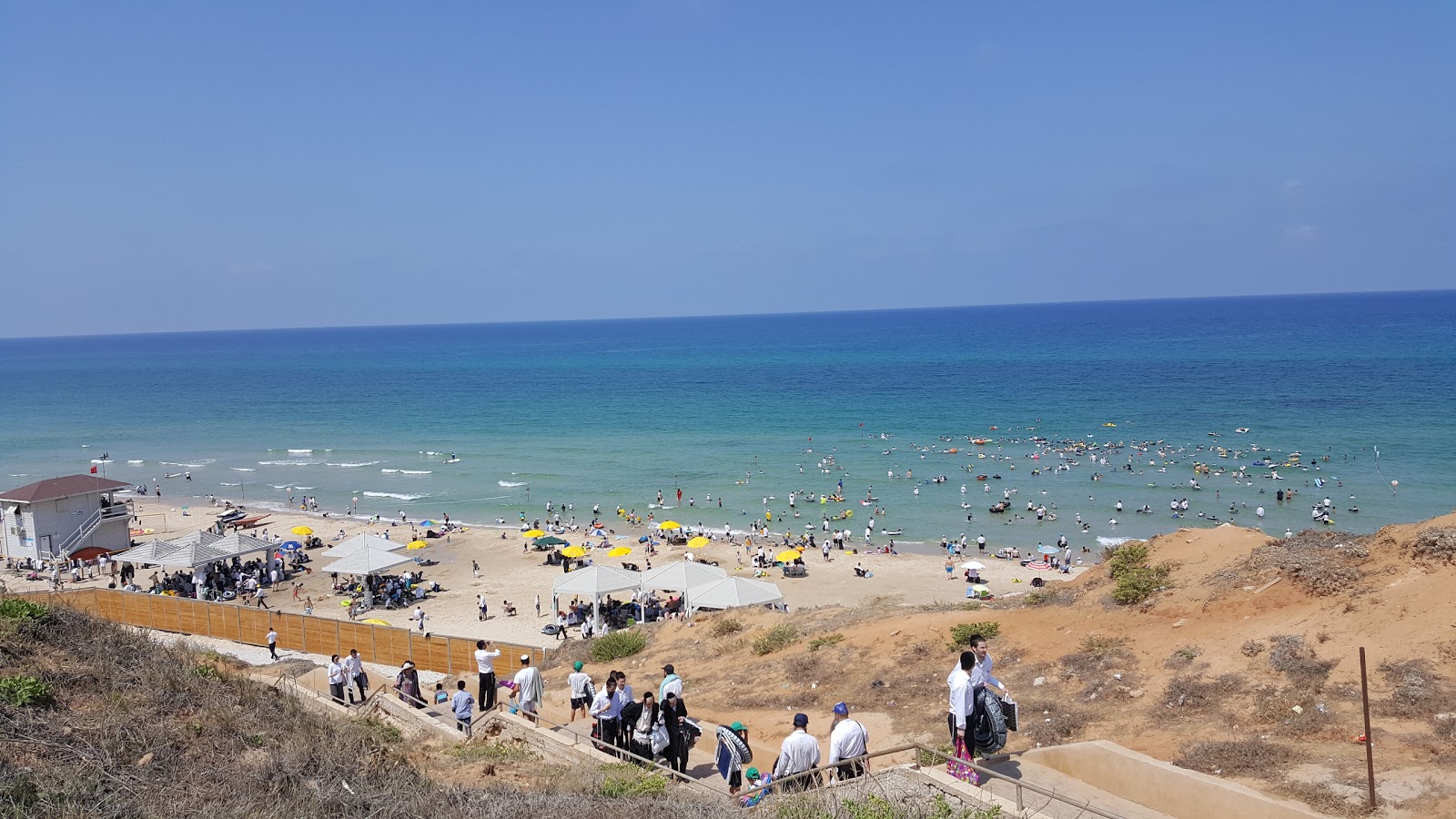 Foto di Kiryat Sanz beach circondato da montagne