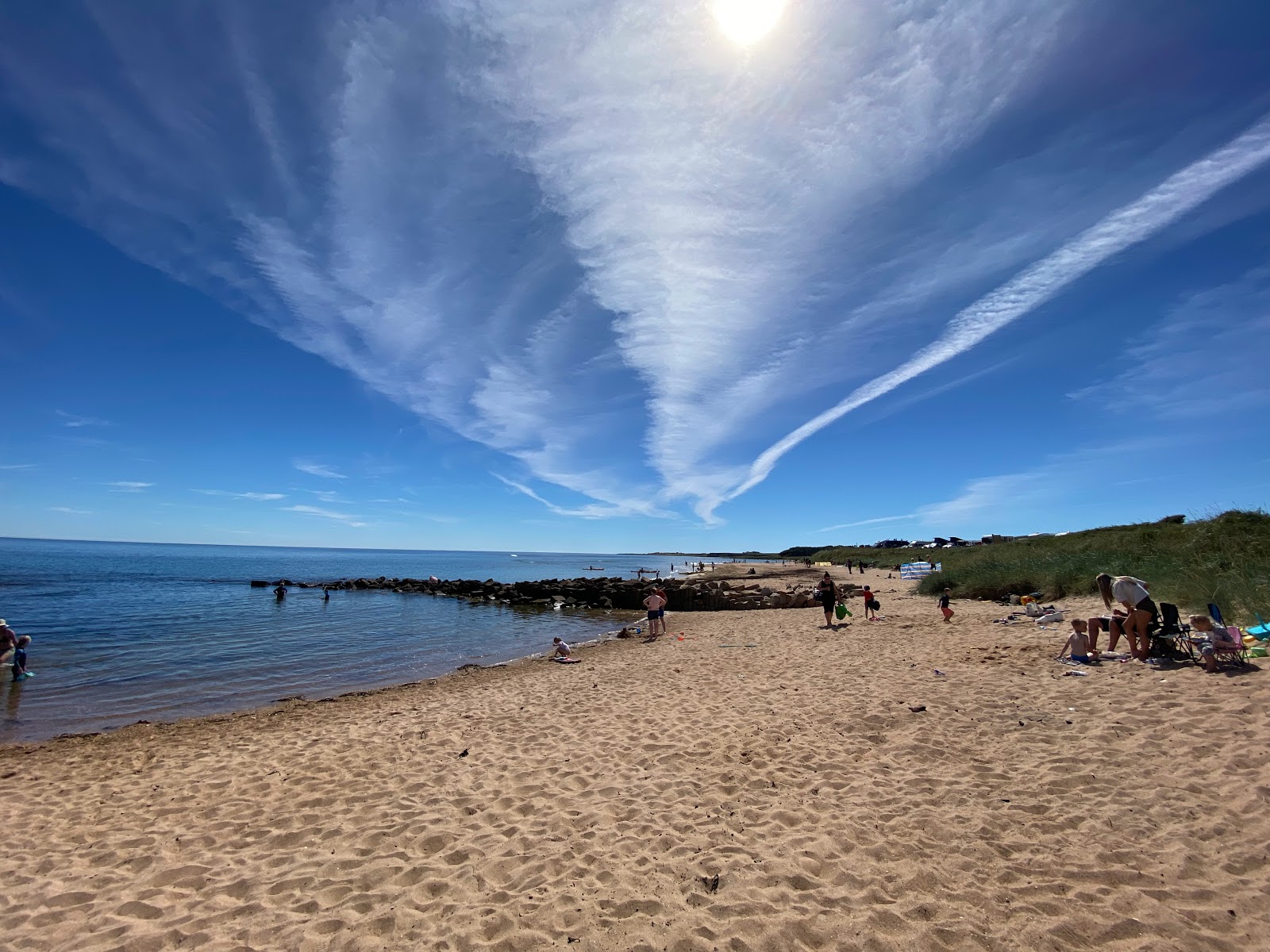 Foto af Kingsbarn Strand med lang lige kyst