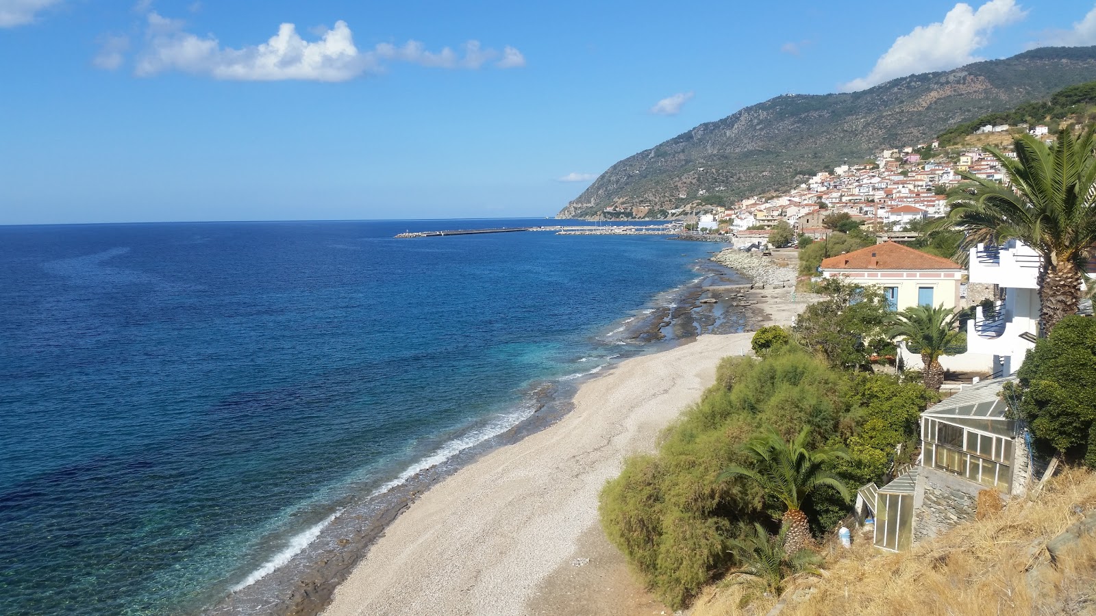 Foto von Plomari beach Saint Isidoros mit beiger kiesel Oberfläche