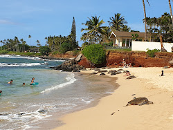 Kaulahao Beach'in fotoğrafı dağlarla çevrili