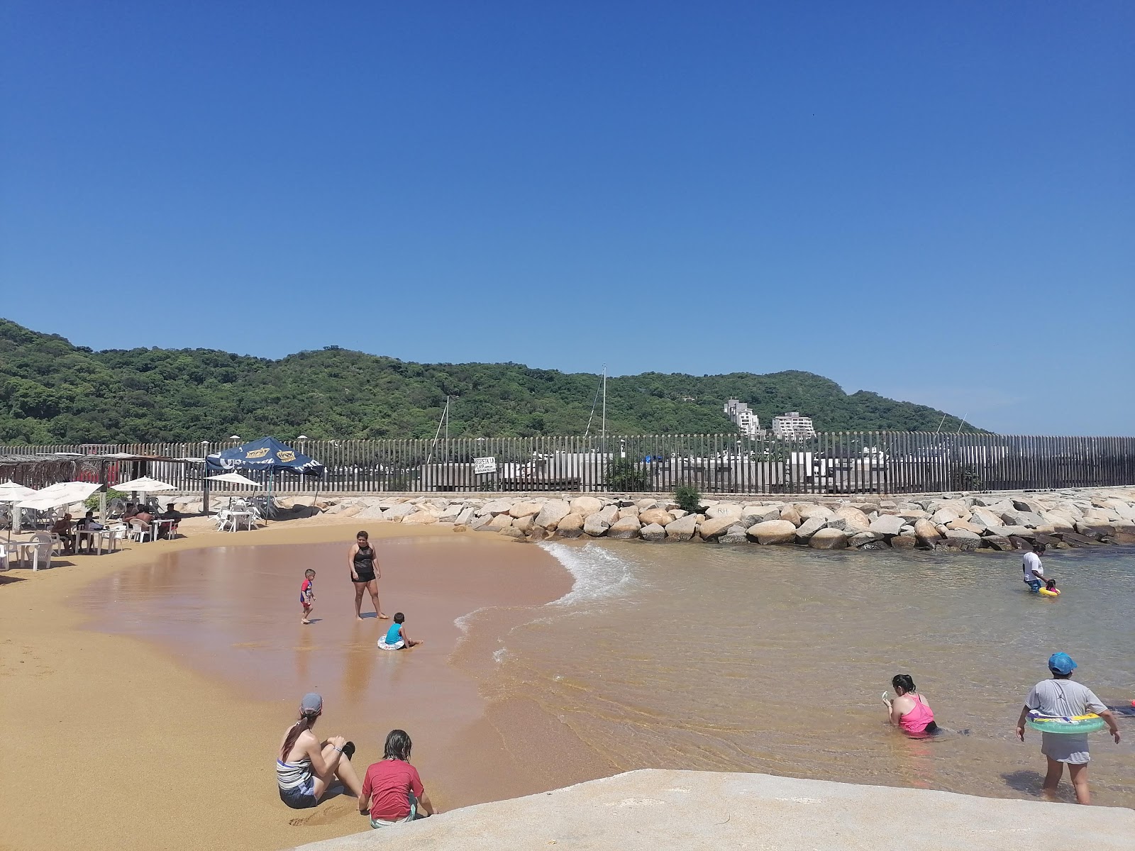 Photo de Playa Hermosa avec l'eau turquoise de surface