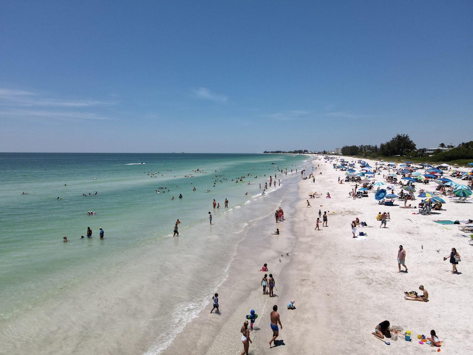Photo de Anna maria beach avec l'eau turquoise de surface