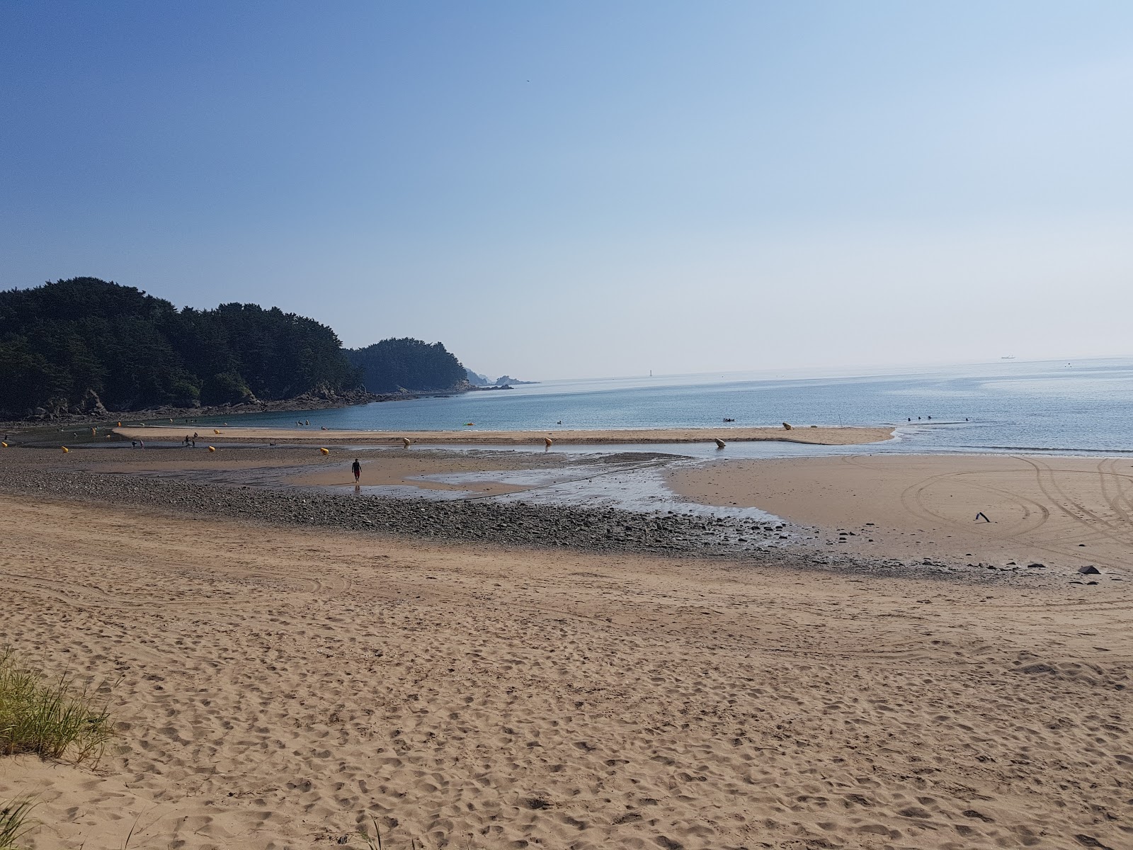 Fotografija Uihang Beach z svetel pesek površino