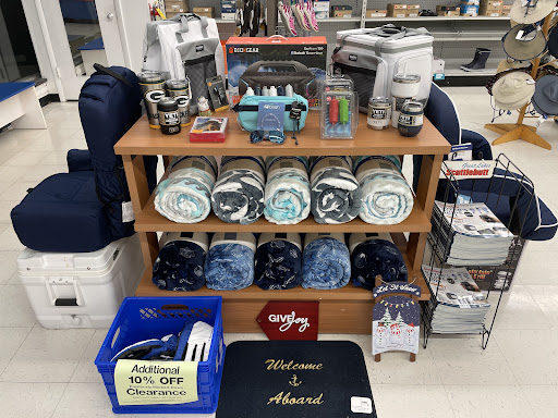 Marine Supply Store «West Marine», reviews and photos, 4141 S 76th St, Greenfield, WI 53220, USA