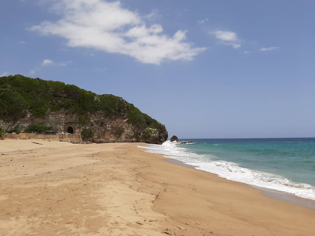 Foto di Playa Guajataca con una superficie del sabbia beige