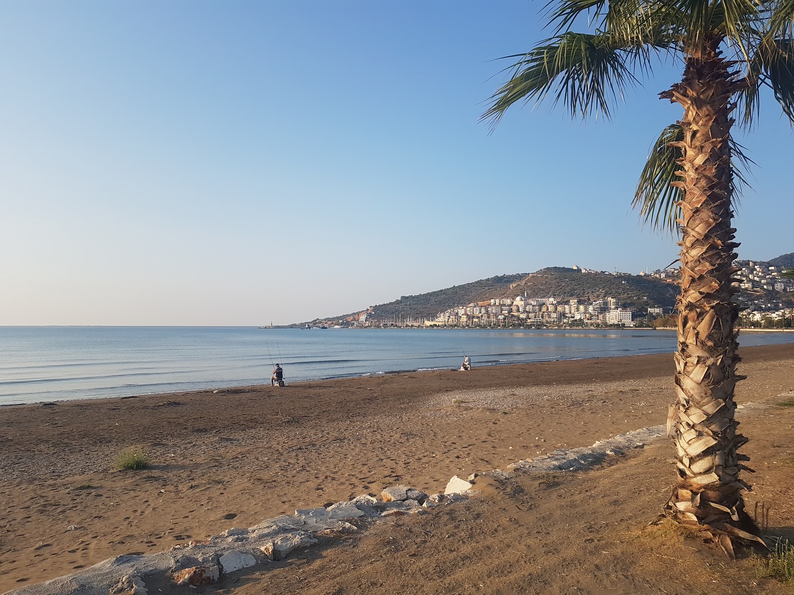 Φωτογραφία του Finike Halk Plaji με μπλέ νερό επιφάνεια