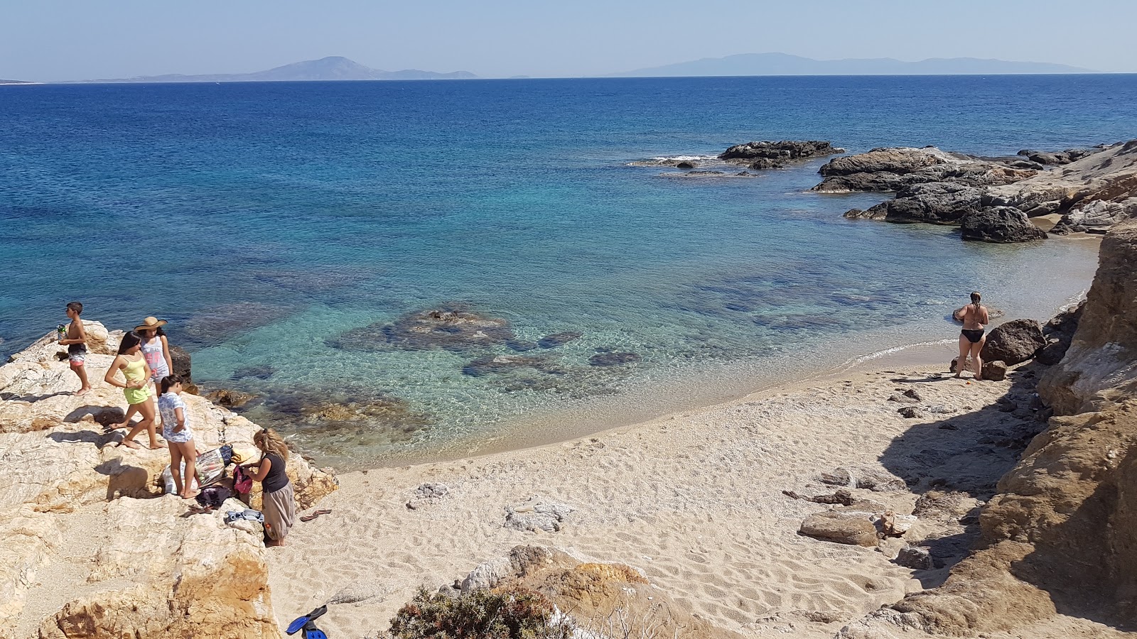 Photo de Mikro Alyko beach avec l'eau cristalline de surface