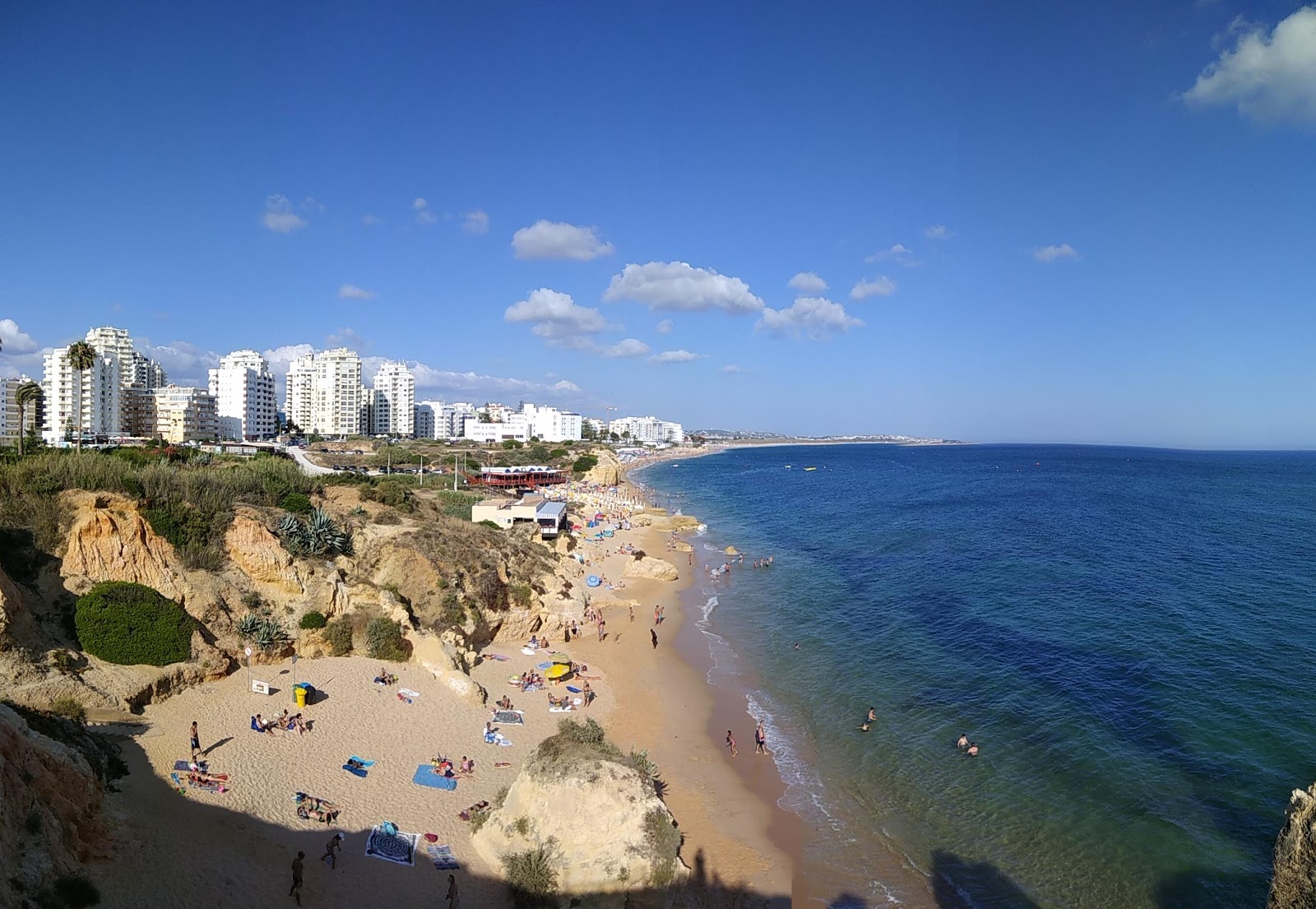 Foto van Armacao de Pera met ruim strand