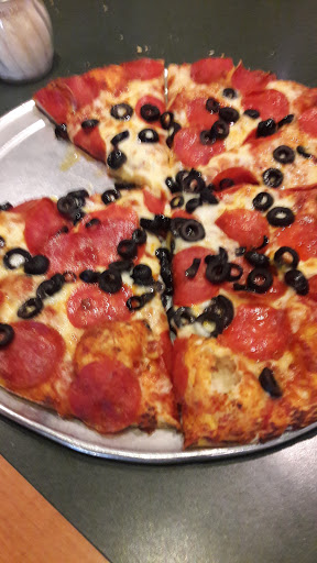 Pizza Restaurant «Round Table Pizza», reviews and photos, 2511 Naglee Rd, Tracy, CA 95304, USA