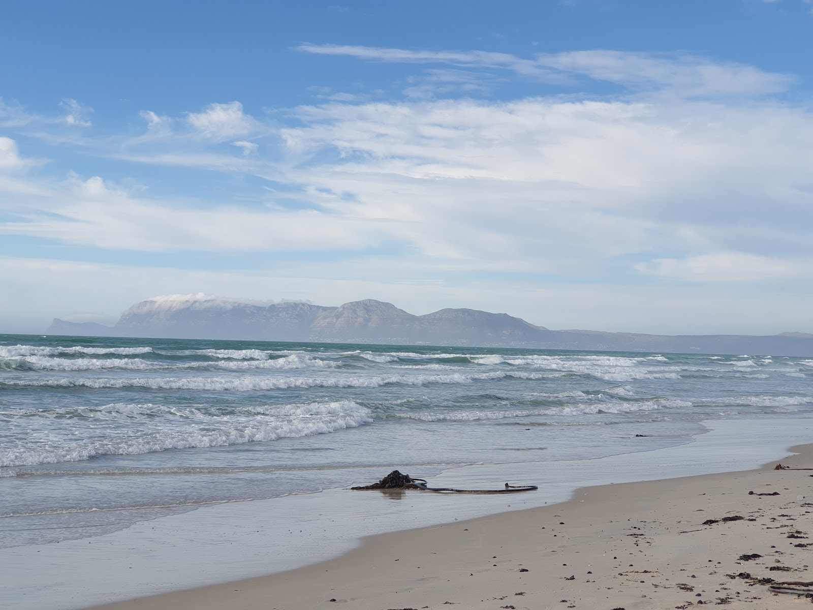 Foto di Strandfontein beach con una superficie del acqua cristallina