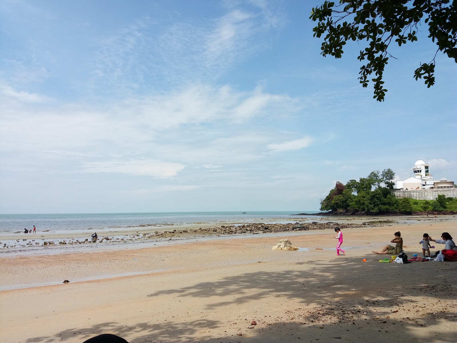 Photo de Purnama Beach avec rivage droit, long