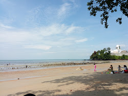 Photo de Purnama Beach avec rivage droit, long