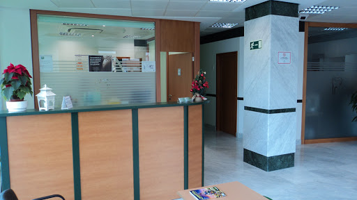 Clínica Dental Doctora Mariscal Fernández - edificio Las Brisas, Av. Puerta del Mar, 46, bajo, 29680 Estepona, Málaga