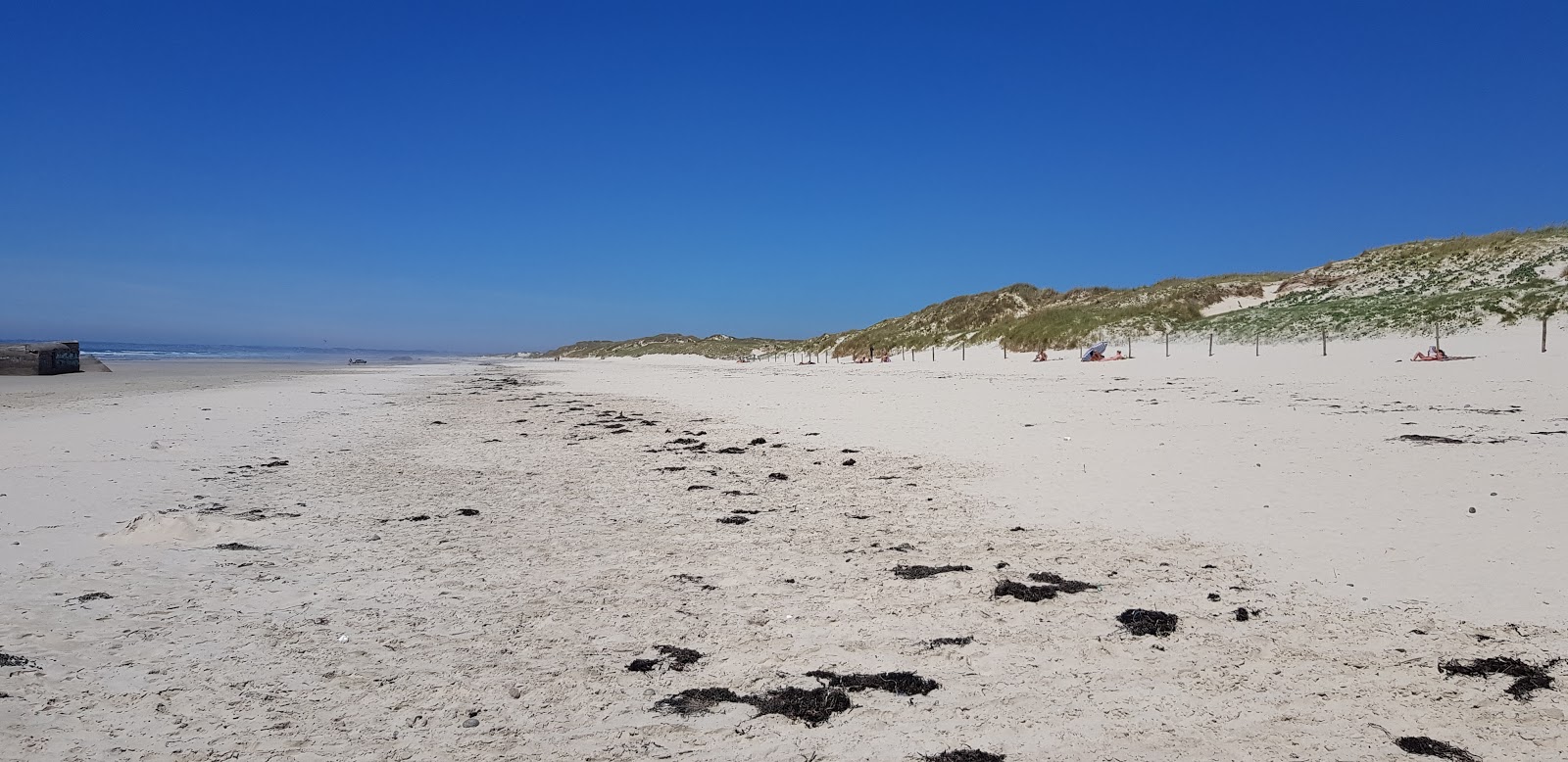 Fotografie cu Plage de Tronoen cu o suprafață de nisip beige