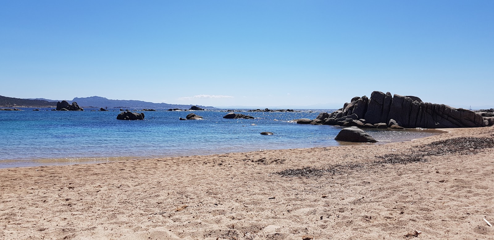 Zdjęcie Figari beach i jego piękne krajobrazy