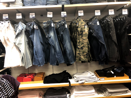 Clothing Store «Gap», reviews and photos, 18511 Outlet Blvd, Chesterfield, MO 63005, USA