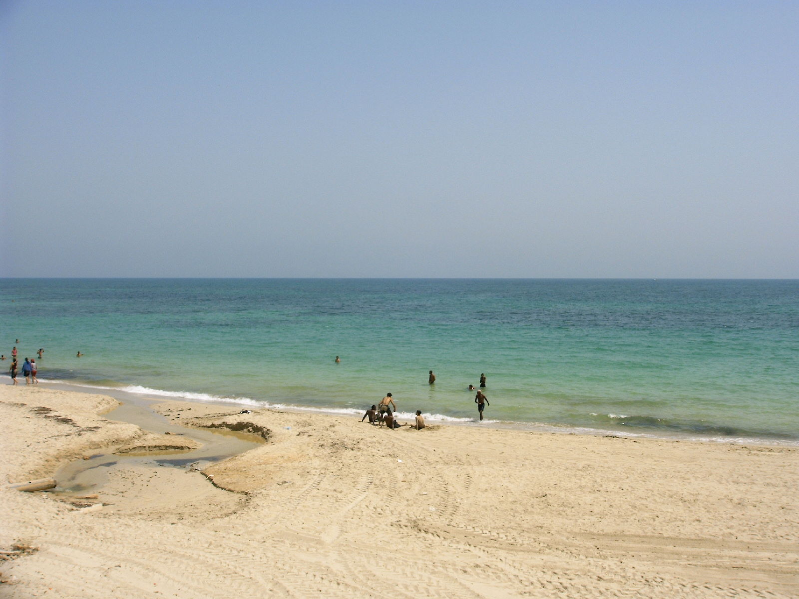 Valokuva Al-Swehel beachista. sisältäen tilava lahti