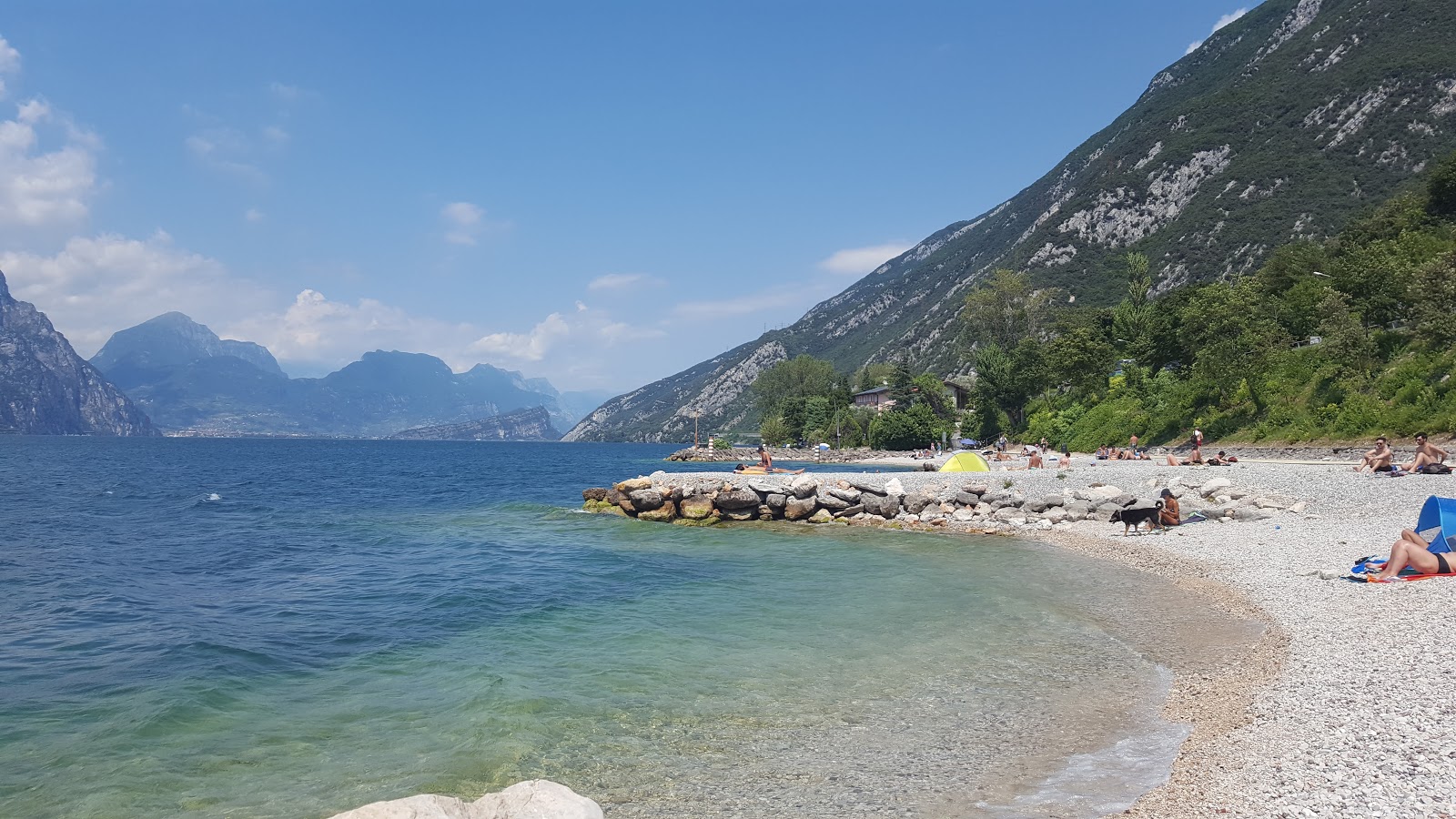 Fotografie cu Navene Beach cu o suprafață de pietricele beige
