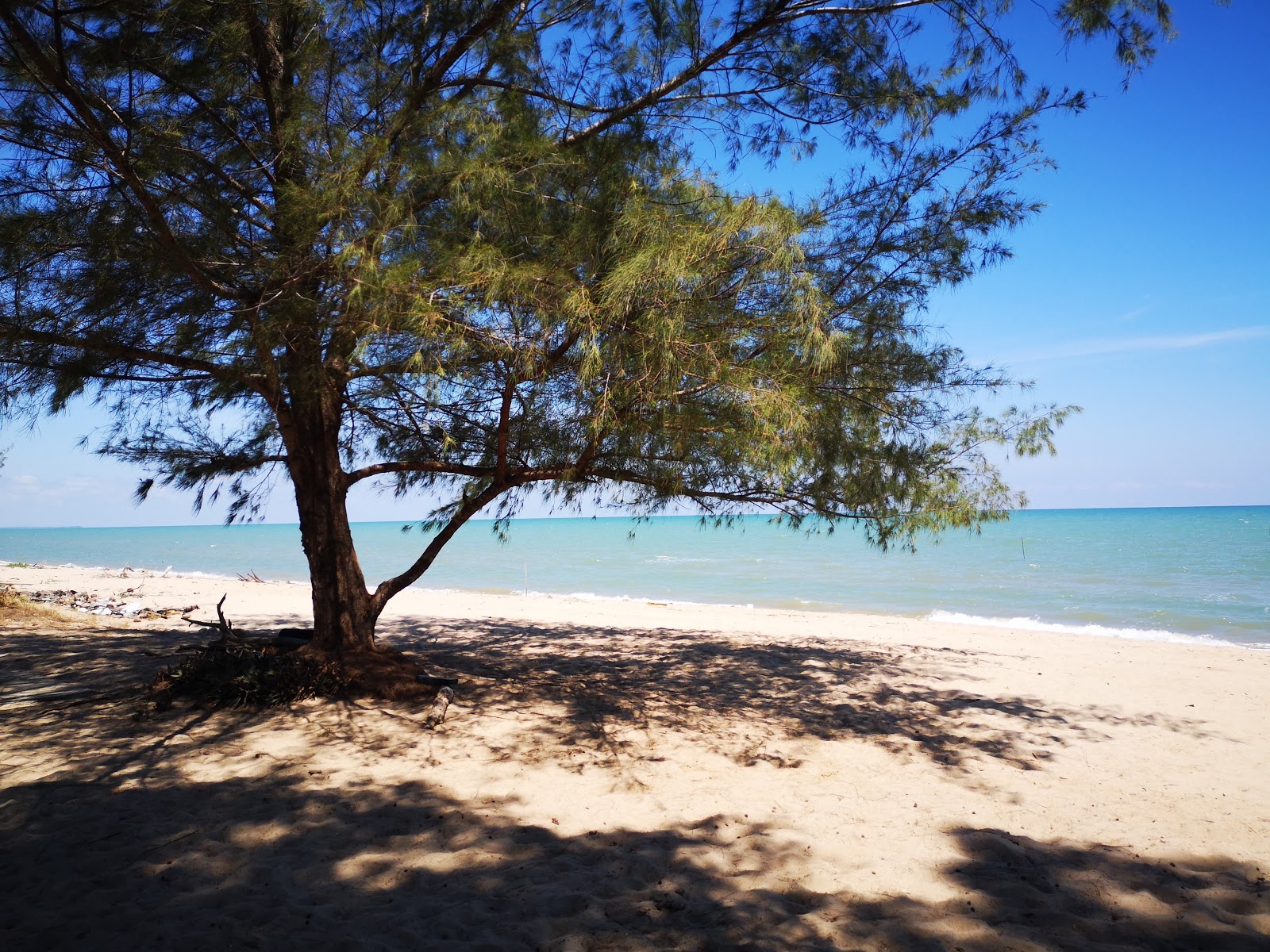 Zdjęcie Niyom Beach z powierzchnią jasny piasek