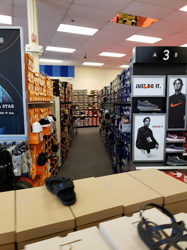 Shoe Store «Shoe Carnival», reviews and photos, 3271 Marketplace Dr, Council Bluffs, IA 51501, USA