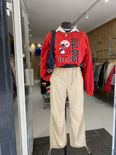 https://www.instagram.com/offvintagefripe/