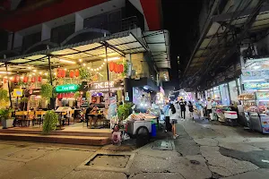 Pratunam Night Market image