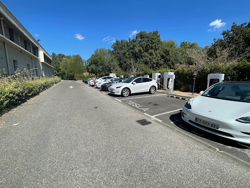 Borne de recharge de véhicules électriques Tesla Supercharger Aix-en-Provence