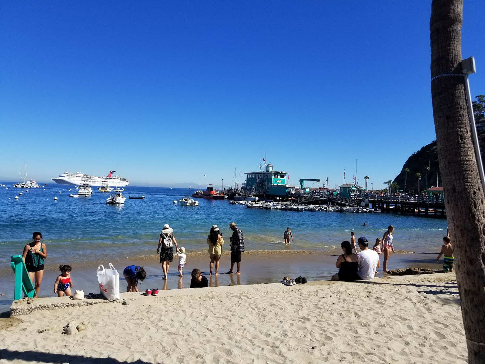 Fotografija Middle Beach obkrožen z gorami