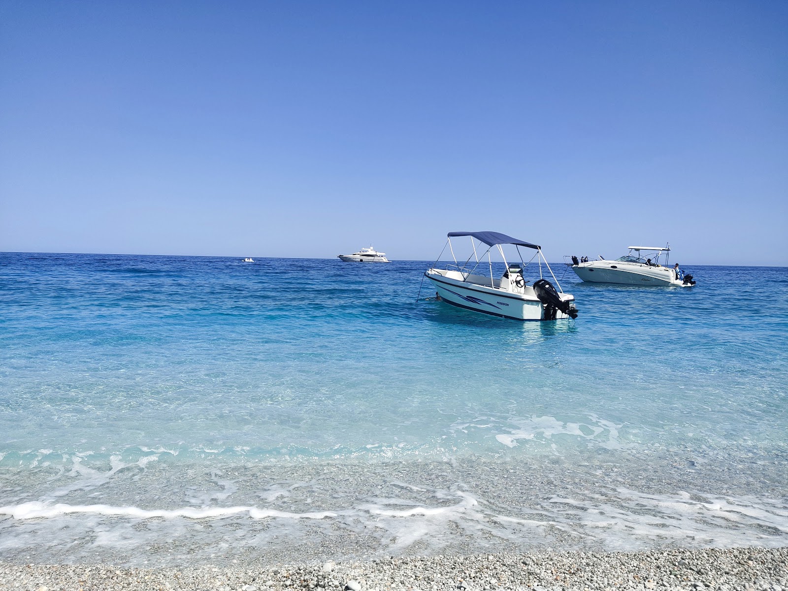 Zdjęcie Lalaria beach otoczony górami