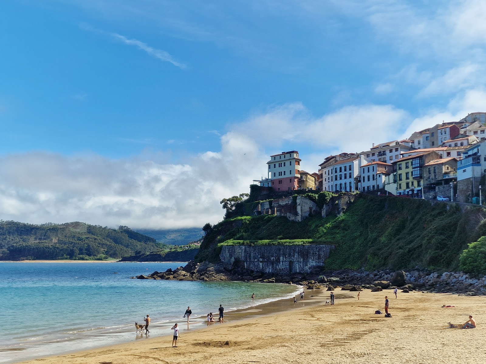Playa de El Escanu'in fotoğrafı ve yerleşim