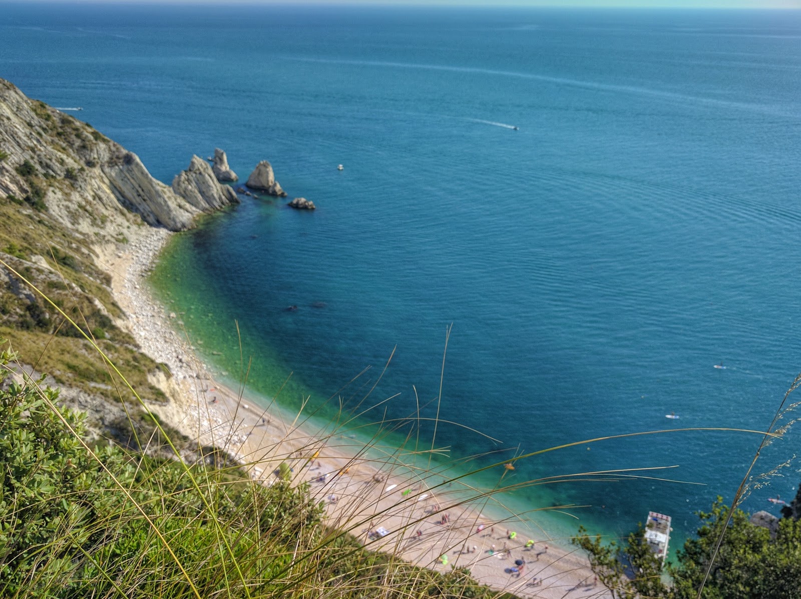 Foto av Le Due Sorelle Strand omgiven av klippor