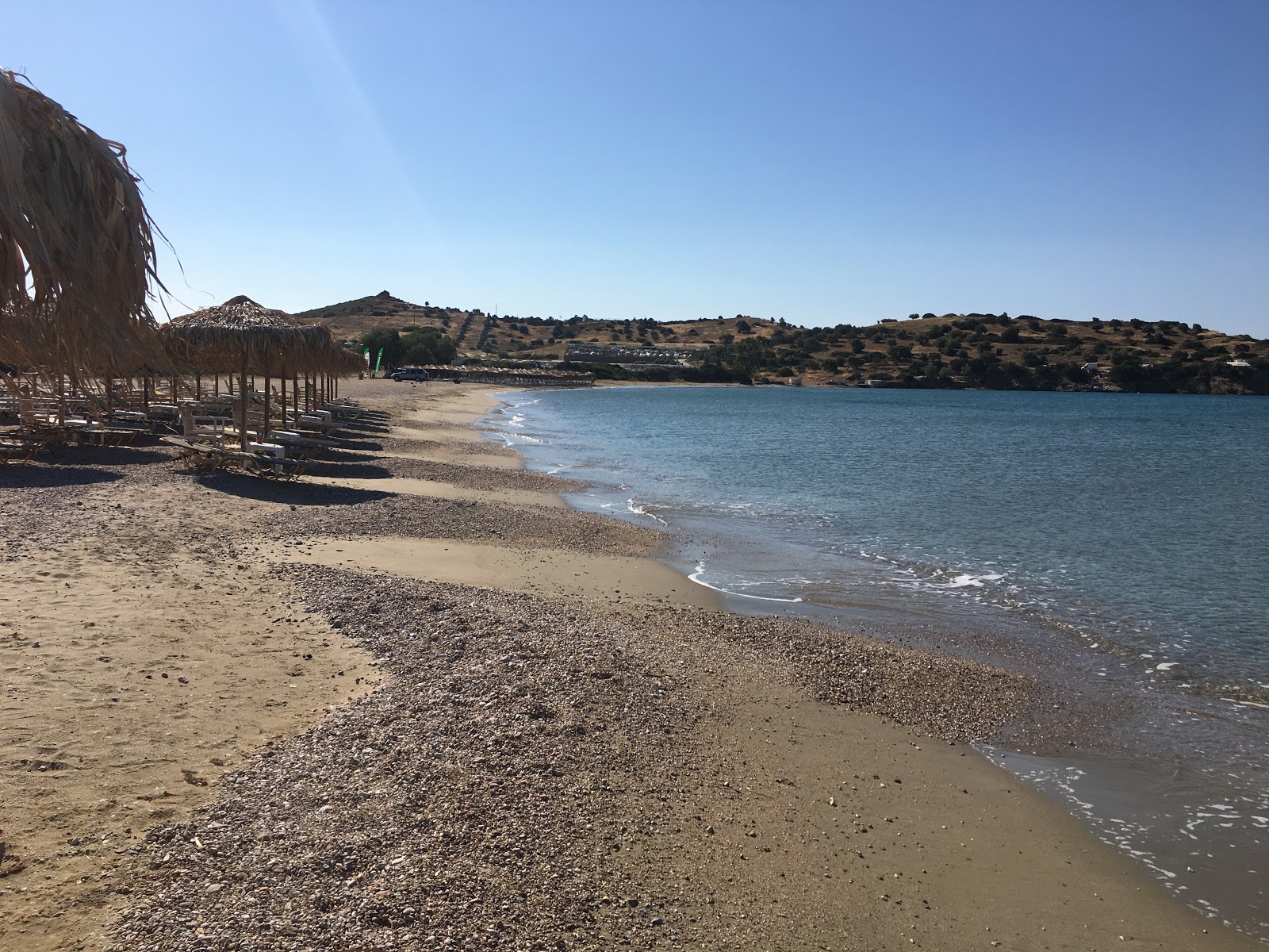 Foto von Charakas Beach mit geräumige bucht