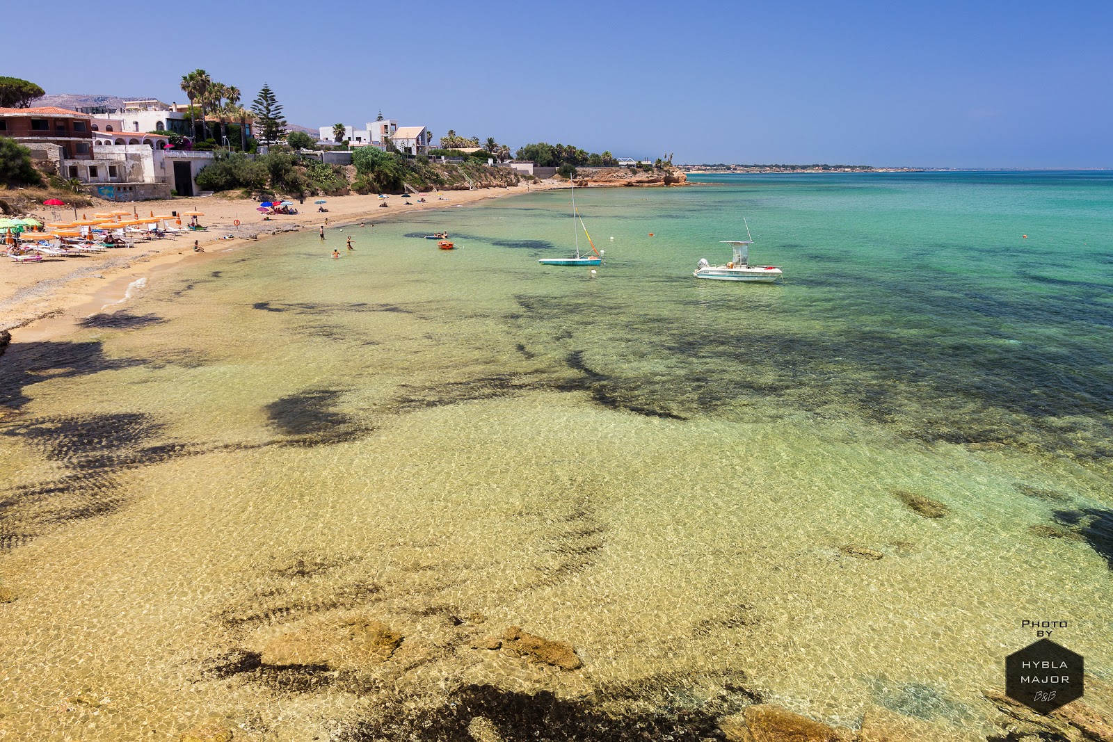 Spiaggia della Loggia的照片 带有棕沙表面