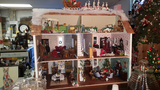 Antique Furniture Store «Useful Things Antiques & Collectibles Store», reviews and photos, 11 Crenshaw Ln, Coxs Creek, KY 40013, USA