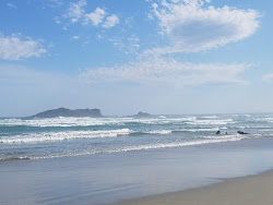 Photo de Smaills Beach avec rivage droit, long