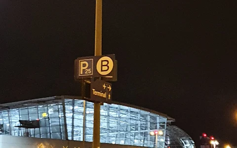 Parkplatz P25 Flughafen Düsseldorf image