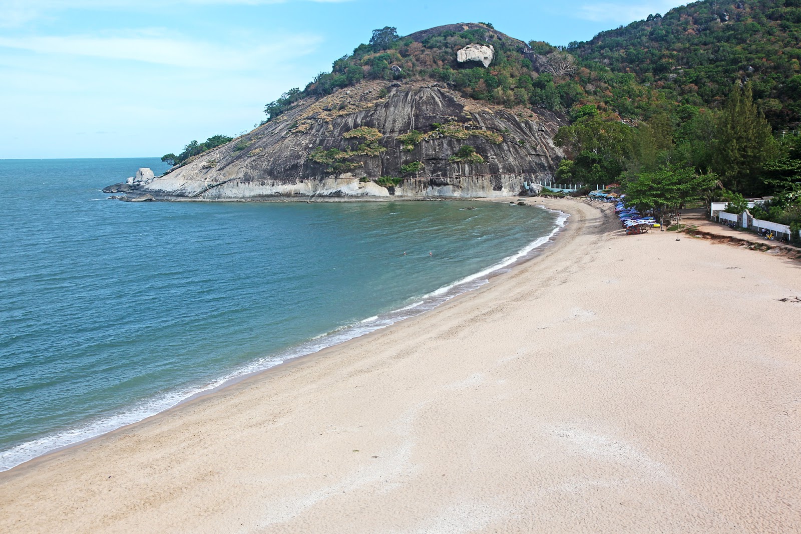 Photo of Sai Noi Beach and the settlement