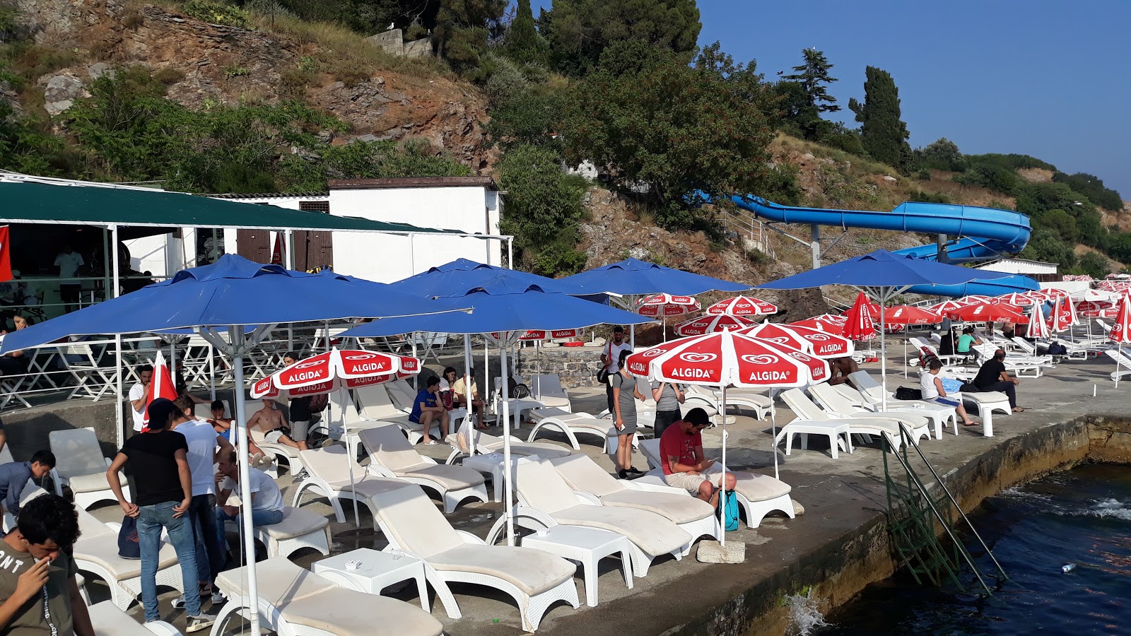 Photo de Sedef Adasi Plaji protégé par des falaises