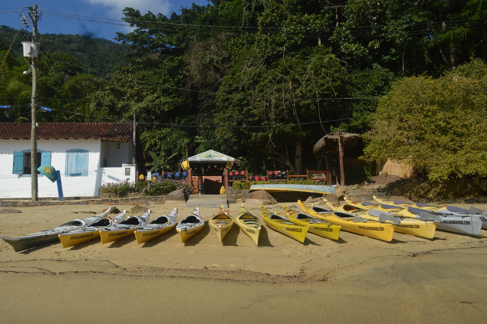 Beach Julia'in fotoğrafı uçurumlarla desteklenmiş
