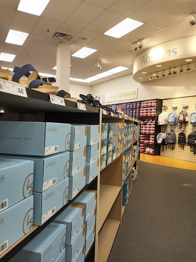 Shoe Store «Famous Footwear», reviews and photos, 2362 N Richmond Rd, McHenry, IL 60051, USA