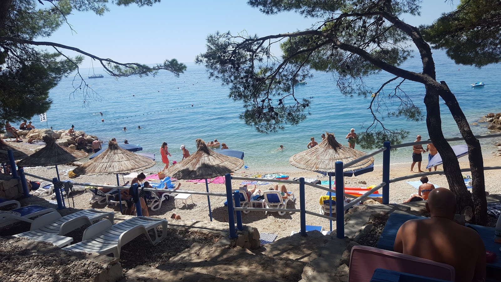 Foto di Plaza Bilosevac sorretto da scogliere