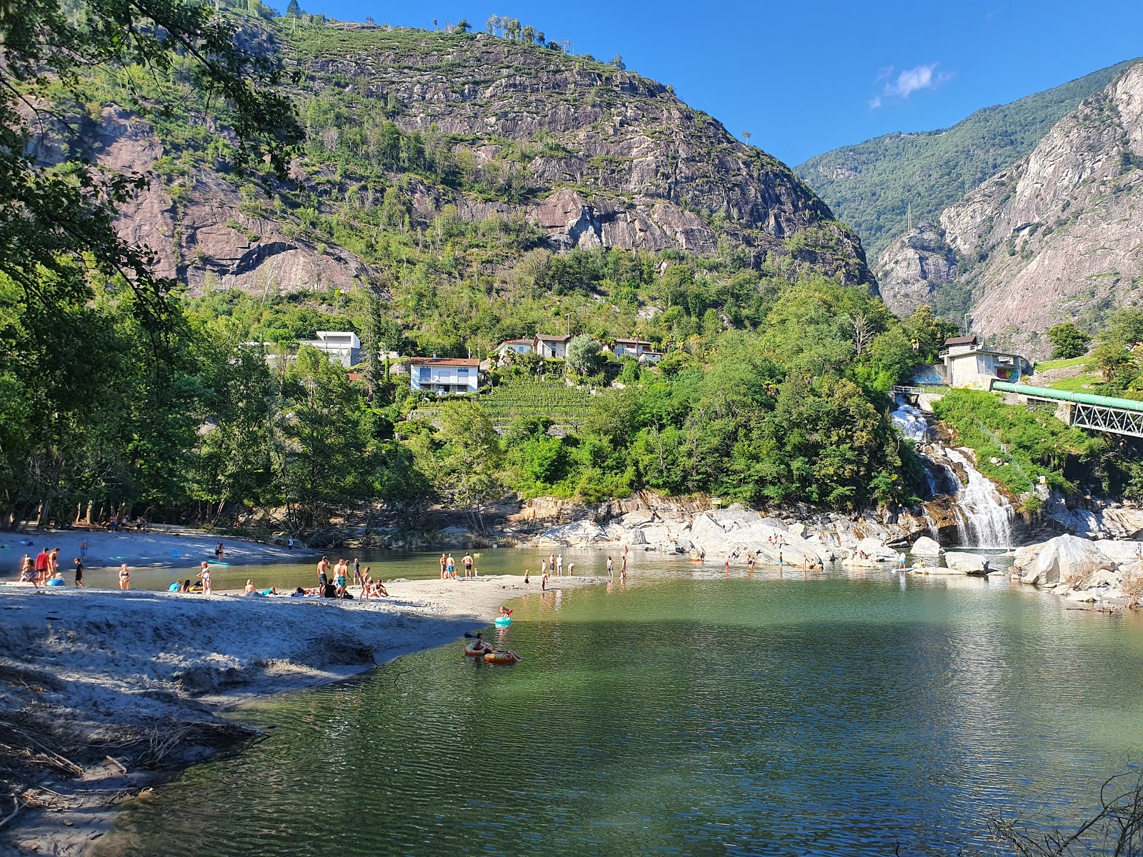 Foto von Pozzo di Tegna Beach und die siedlung